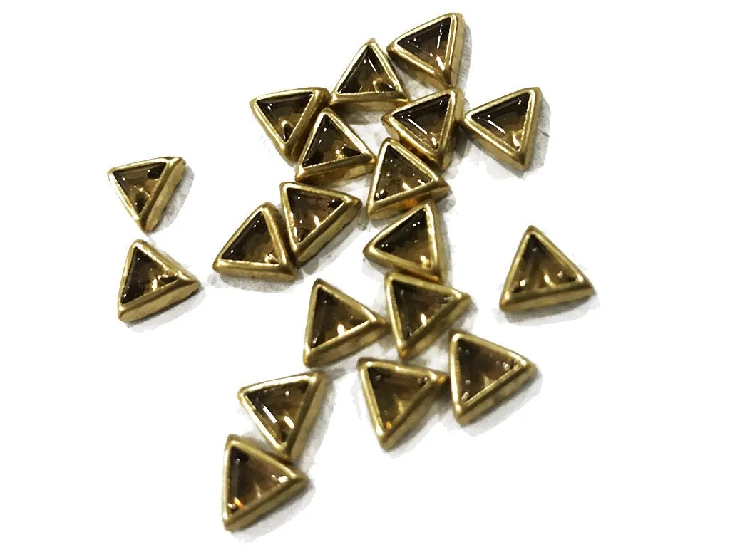 Golden Opaque Triangular Kundan Stone (8x8x8 mm)